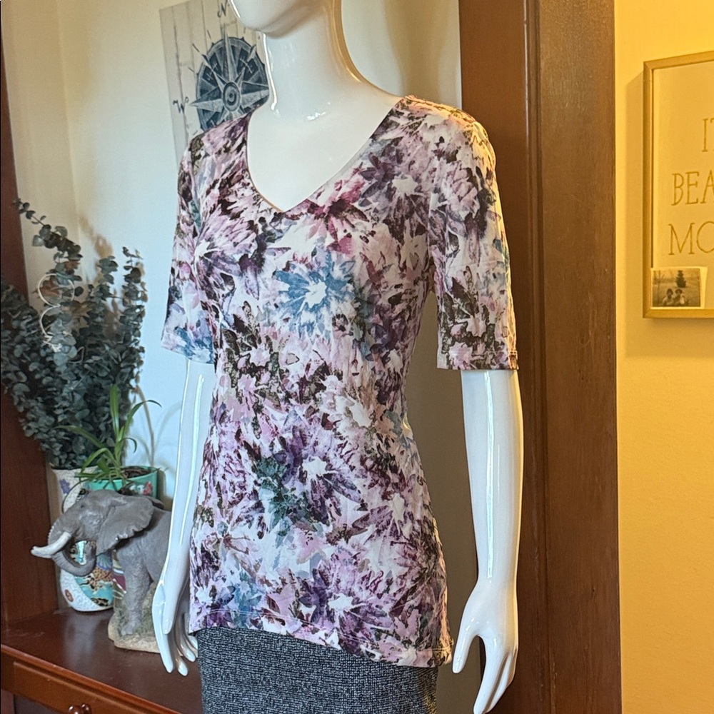 NWT northern reflections size small Abstract Print V-Neck Short Sleeve Top